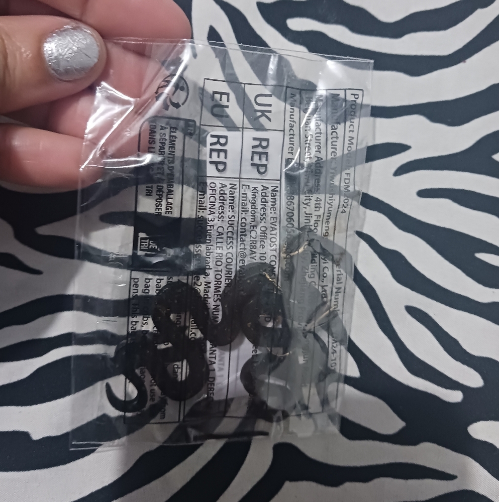 NEW Women Black & gold fashion snake earrings - Picture 3 of 4